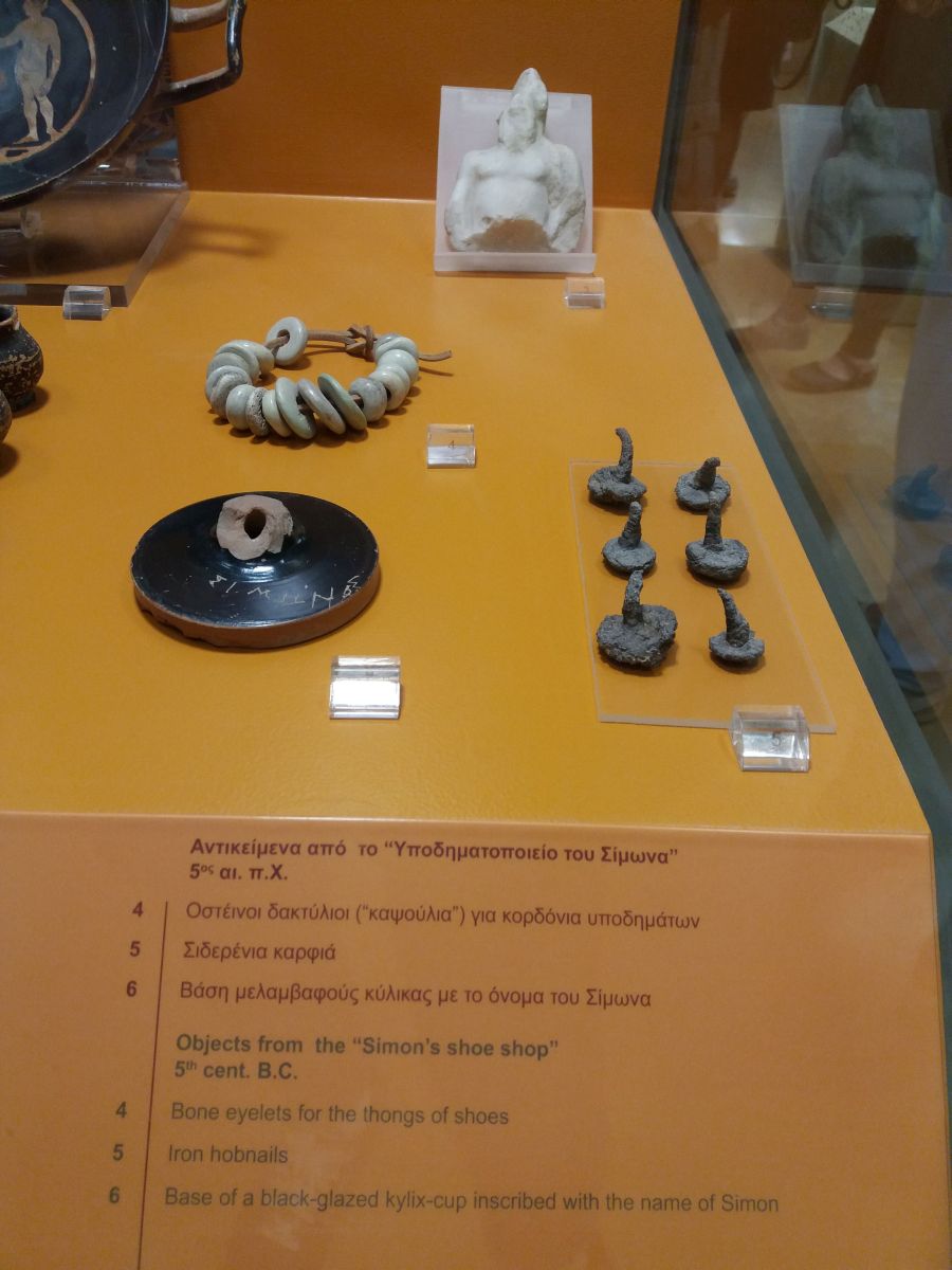 artefakty z muzeum na agorze