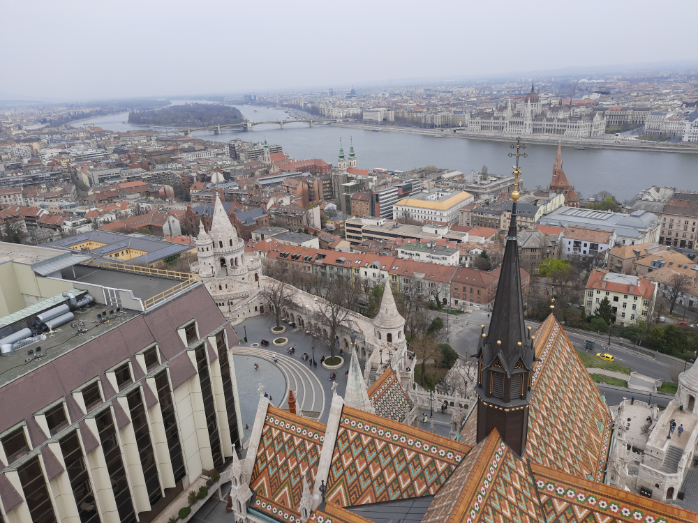 widok z wieży kościoła Macieja w Budapeszcie